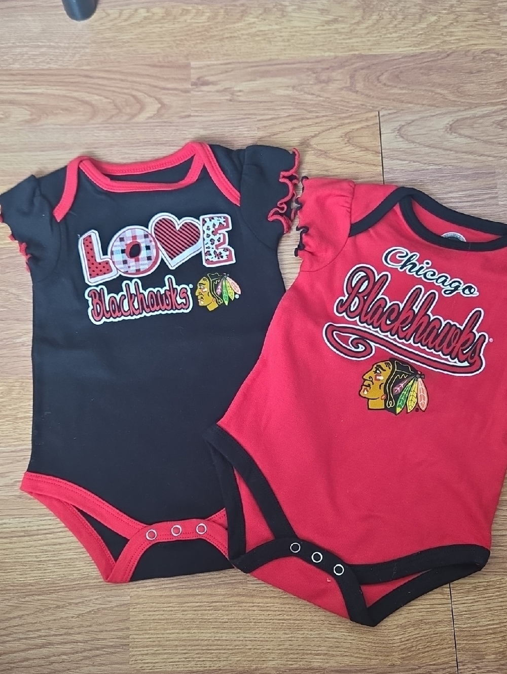 Chicago Blackhawks Baby Girl 6-9M 2pc Bodysuit NHL New Hockey Logo